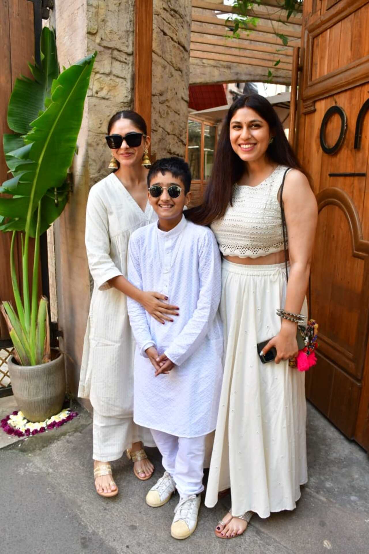 Mrunal posed with her sister and brother